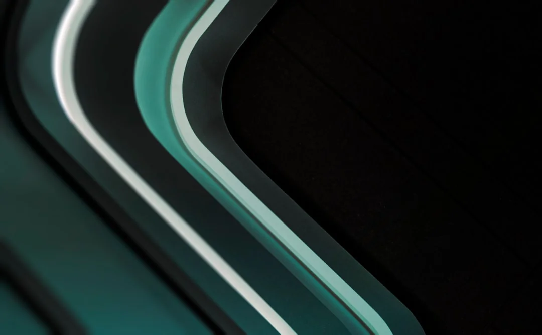 hero-img Un laveur de vitres masculin nettoie, depuis le dessus, la verrière extérieure avec un outil en plein jour.